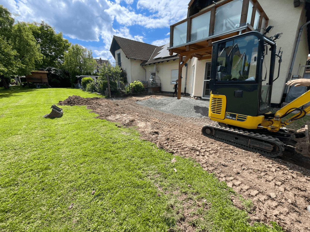 Baggerarbeiten an einem Gartenbereich neben einem Wohnhaus in Kassel